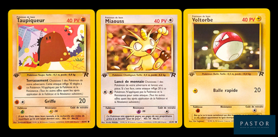 Trois cartes Pokémon sont représentées en ligne sur un fond noir