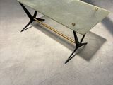une photo d'une table basse en verre avec un piètement en métal et un plateau en verre
