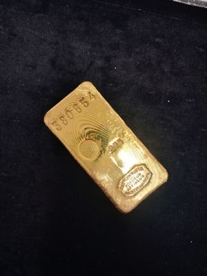 un lingot d'or posé sur une surface noire