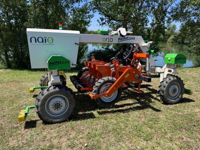 un tracteur avec une remorque attelée, dans l'herbe