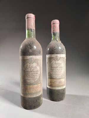 deux bouteilles de vin posées l'une à côté de l'autre sur une table