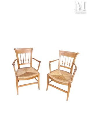 deux chaises en bois placées l'une à côté de l'autre sur une surface blanche