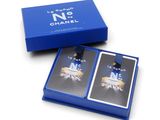 jeu de cartes Chanel dans une boîte bleue avec un étui bleu