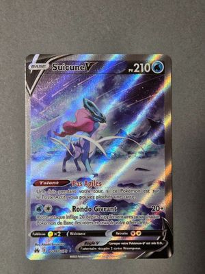 gros plan d'une carte pokemon sur une table