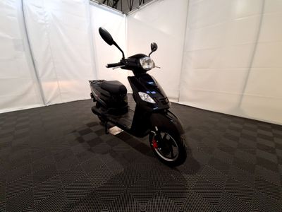 un scooter garé à l'intérieur d'une tente