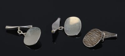 Trois boutons de manchettes en argent 925/1000e, poids net :…