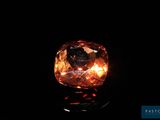 un diamant orange apparaît dans l'obscurité