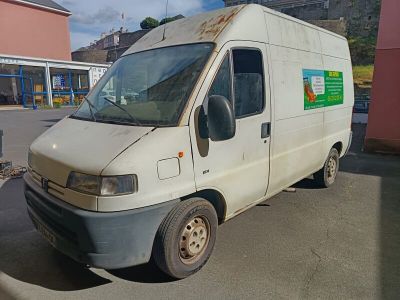une camionnette blanche garée dans un parking