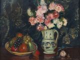 une peinture représentant un vase de fleurs et de fruits sur une table