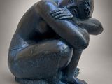 statue représentant un homme assis à genoux, la tête entre les mains
