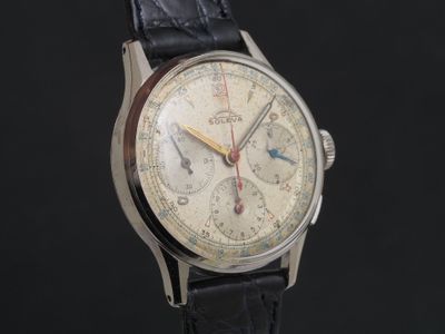 gros plan d'une montre sur fond noir
