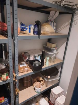 un garde-manger avec beaucoup de nourriture sur les étagères
