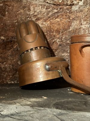 un seau marron et un gant marron posés sur une table