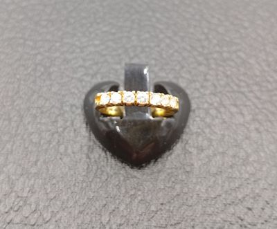 un gros plan d'une bague en forme de cœur posée sur une table