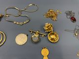 les nombreux types de bijoux qui se trouvent sur la table
