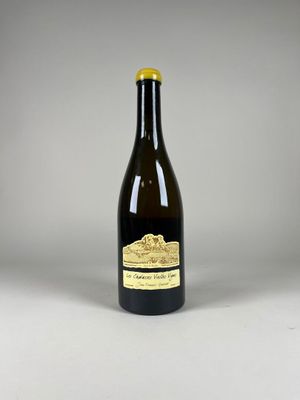 l'image d'une bouteille de vin posée sur une table