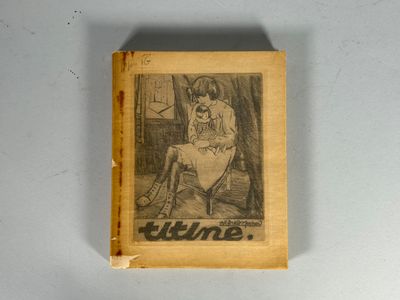 un vieux livre sur lequel figure le dessin d'une femme assise sur une chaise