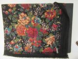 une photo d'un foulard à motifs floraux posé sur une table
