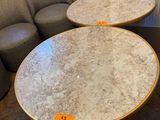 deux tables et un canapé dans un coin de la pièce