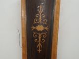 une image représentant une plaque en bois sur laquelle figure une croix