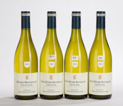 trois bouteilles de vin blanc posées les unes à côté des autres sur une table