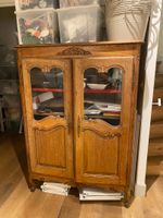 Armoire en bois naturel, ouvrant par deux vantaux vitrés et …