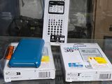 une vitrine en verre contenant une télécommande, un téléphone portable et d'autres appareils électroniques