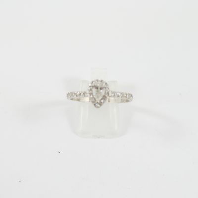 une image d'une bague en diamant sur fond blanc