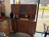 un meuble en bois avec une porte en verre dans le coin d'une pièce