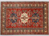 un tapis rouge et bleu à motifs géométriques sur fond blanc