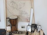 une table sur laquelle se trouvent de nombreux objets