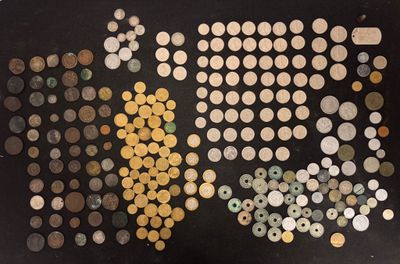 l'image d'un paquet de pièces de monnaie posé sur une table