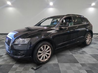 l'audi suv noir est garé sur un carrelage à carreaux