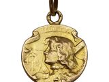gros plan d'une médaille d'or sur fond blanc