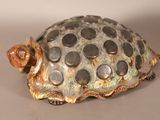 une petite figurine de tortue posée sur une table