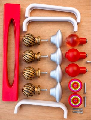 une photo montrant un ensemble de boutons et de poignées posés sur une table