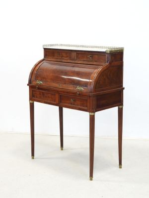 une photo d'un petit bureau avec un plateau en marbre