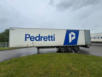 le semi-remorque est garé sur le bord de la route