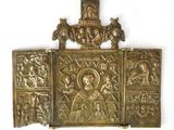 une image représentant une assiette en or sur laquelle figurent un homme et une femme