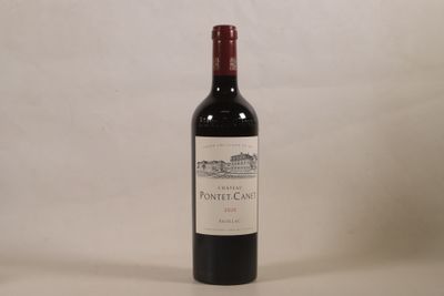une bouteille de vin posée sur une table