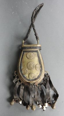 un vieux sac à main suspendu à une corde accrochée au mur