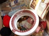 une boîte remplie de laine et d'autres objets qui s'y trouvent