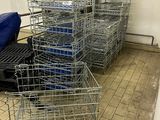 de nombreuses cages empilées les unes sur les autres dans une pièce