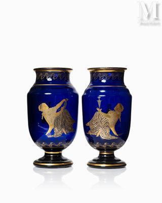 deux vases posés côte à côte sur une surface blanche