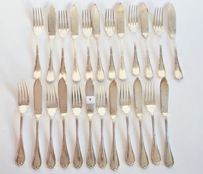 beaucoup de fourchettes et de cuillères sur la table