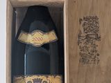 une bouteille de vin dans un coffret en bois sur une table