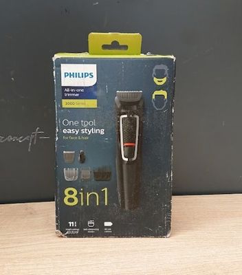 une boîte contenant une tondeuse à cheveux, posée sur une table