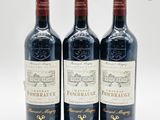 trois bouteilles de vin rouge posées sur une table blanche
