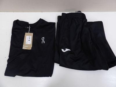 un gros plan sur un pantalon noir et un t-shirt