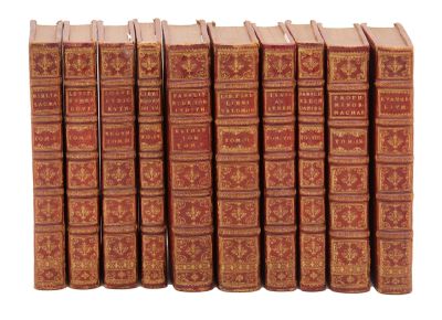 les livres sont alignés en rangées sur une surface blanche